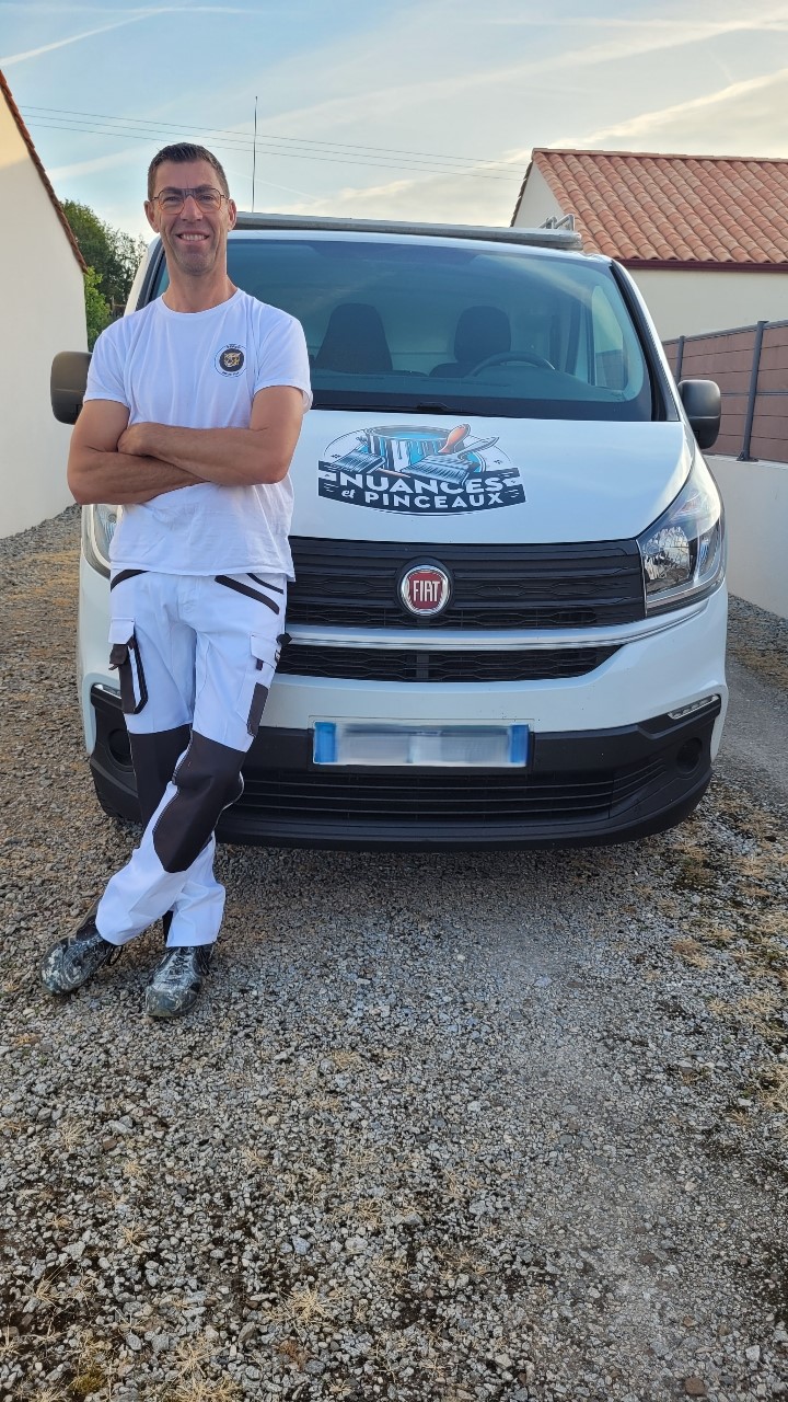 Vincent Hurtaud, patron de Nuances et pinceaux avec son camion